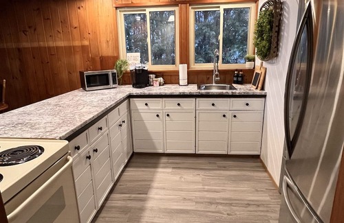 Omemee Cabaña | Kawartha Lakeside Haven. Cozy waterfront cottage, pet friendly retreat