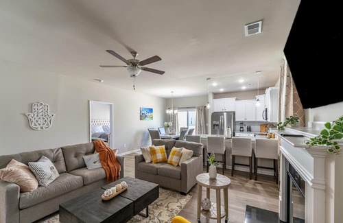 Charlotte Casa | Charming Retreat: Cozy & Stylish Home