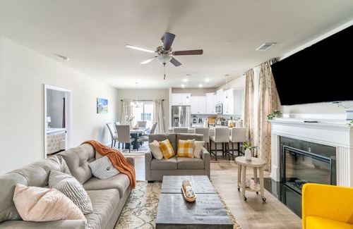 Charlotte Casa | Charming Retreat: Cozy & Stylish Home