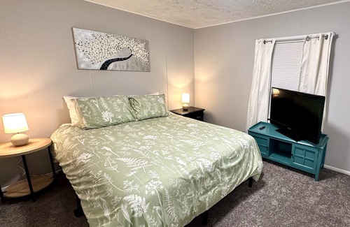 South Hills Apartamento | Chic & Stylish Retreat w/ Private Hot Tub✨ 15 mins from Airport & Downtown!