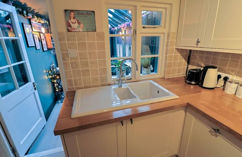 Burnham-on-Crouch Cabaña | The Bay Tree Cottage is a newly refurbished cottage with loads aminities inside