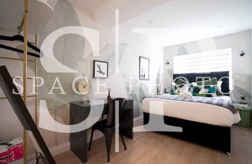 Uxbridge South Apartamento | Tranquil Foliage Haven: Stylish 1BR Apartment