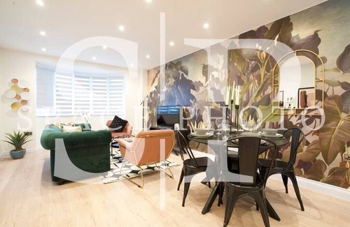 Uxbridge South Apartamento | Tranquil Foliage Haven: Stylish 1BR Apartment