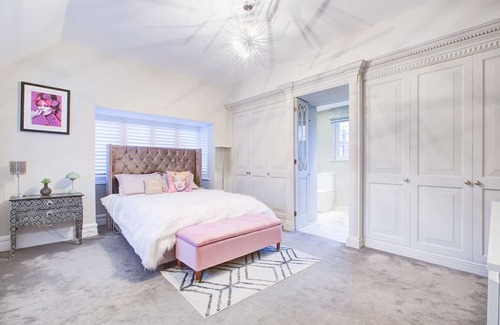 Chingford Casa | Chic 4-BR Home w/ Hot Tub & BBQ in Hornbeam Lane