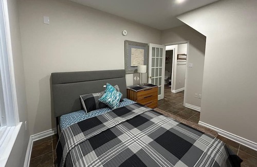 Hawkesbury Apartamento | Convenient 2-level downtown apartment.