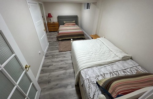 Hawkesbury Apartamento | Convenient 2-level downtown apartment.