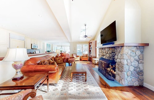 North Bridgton Condominio | Luxurious condo on Long Lake, just steps away from large association beach!