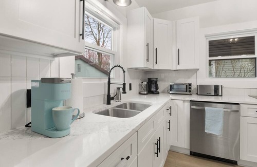 South Wedge Casa | Modern 4 BR/2 Bath House near University of Rochester