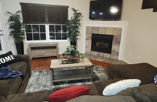 Lowell Casa | Cozy home with Pool in central NWA