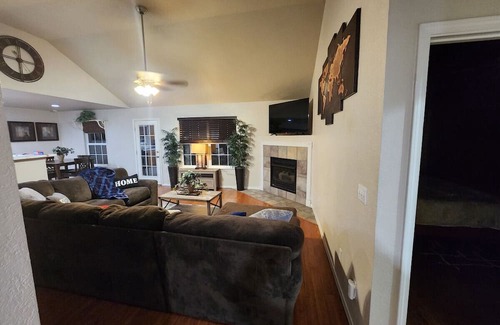 Lowell Casa | Cozy home with Pool in central NWA
