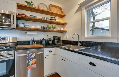 Lake Huntington Casa | Waterfront Catskills Home w/ Hot Tub & Fireplace