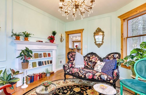 Lake Huntington Casa | Waterfront Catskills Home w/ Hot Tub & Fireplace