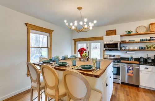 Lake Huntington Casa | Waterfront Catskills Home w/ Hot Tub & Fireplace