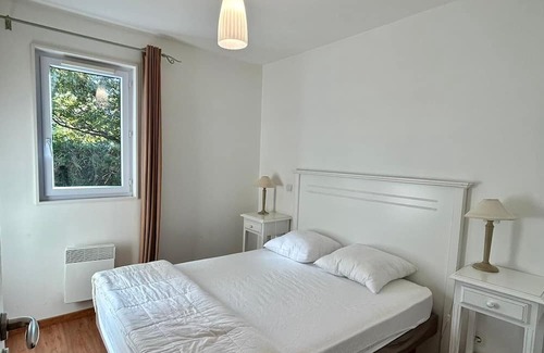 Parentis-en-Born Casa | Chalet 'Cabane Du Lac' with Shared Pool, Private Terrace and Wi-Fi
