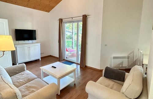 Parentis-en-Born Casa | Chalet 'Cabane Du Lac' with Shared Pool, Private Terrace and Wi-Fi