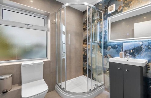 Heston Central Casa | Sparkling clean Stylish Brand New 3 bed house