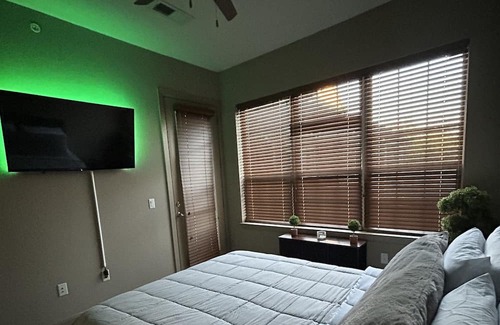 West Bloomington Condominio | Poolside Paradise near Mall of America & MSP