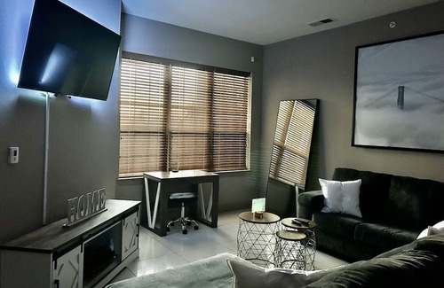 West Bloomington Condominio | Poolside Paradise near Mall of America & MSP