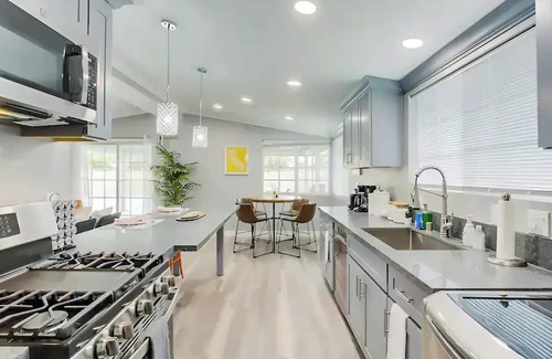 Sherwood Forest and Thistle Development Casa | Charming 4BD2BR Haven in Anaheim-V