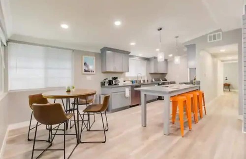 Sherwood Forest and Thistle Development Casa | Charming 4BD2BR Haven in Anaheim-V