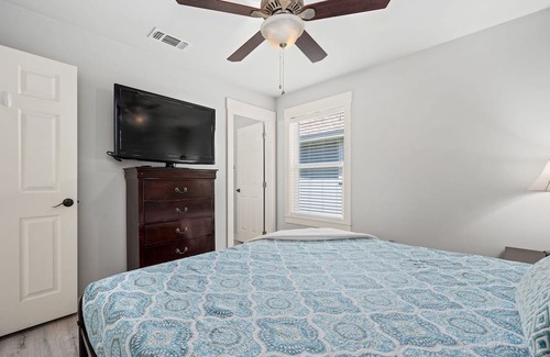 Rockport Cabaña | The Peaceful Palms Cottage - Community Pool and Pet Friendly