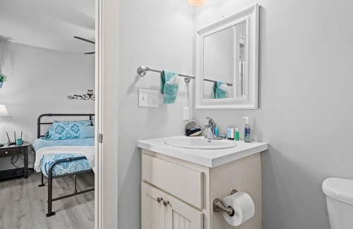 Rockport Cabaña | The Peaceful Palms Cottage - Community Pool and Pet Friendly