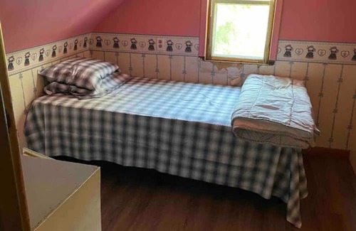 Courtice Casa | Cottage in the city, 4 acres with walking trails