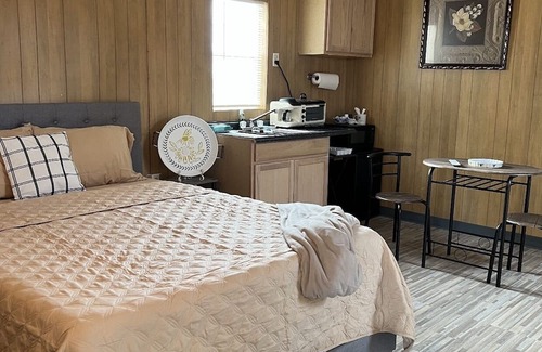 Lake Providence Apartamento | The Bernice Beehive Cabin Cozy Cabin at Vieux Carre’ Home and Cabins Grounds