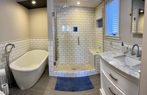 Cadillac Cabaña | Cozy, yet spacious, Lakefront Cottage with perfect blend of modern and vintage.