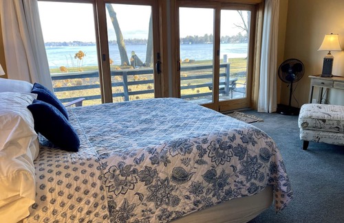 Cadillac Cabaña | Cozy, yet spacious, Lakefront Cottage with perfect blend of modern and vintage.