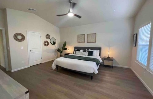 Fresno Casa | Fresno House Spacious 4:2 King Suite 2 Car Garage!