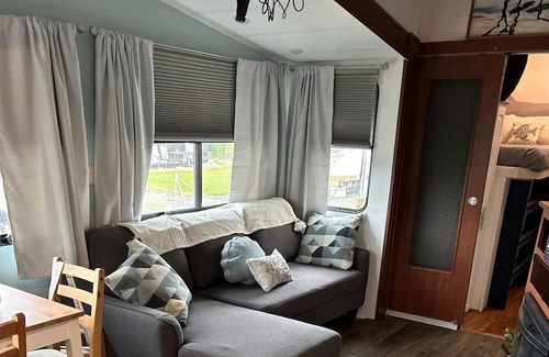 Rogers Bay Alquiler De RV | Shrimp Queen Glamper 2 BR-5 beds-Topsail Beach NC