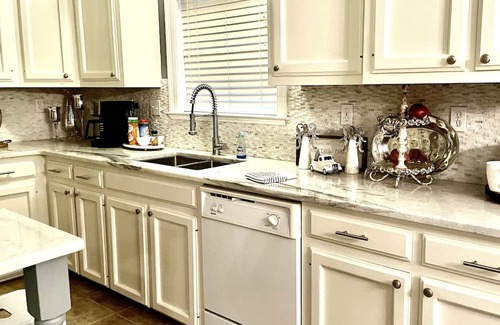 Prairieville Cama Y Desayuno | Bed & Breakfast Stay with Brenda Bedroom with Bath in home