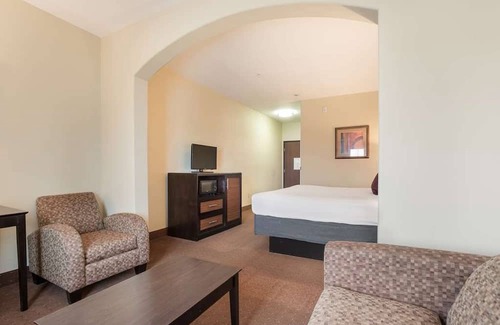 Saint Landry Casa | Relax and Recharge! Enjoy in the Outdoor Pool, Free Breakfast & Parking!