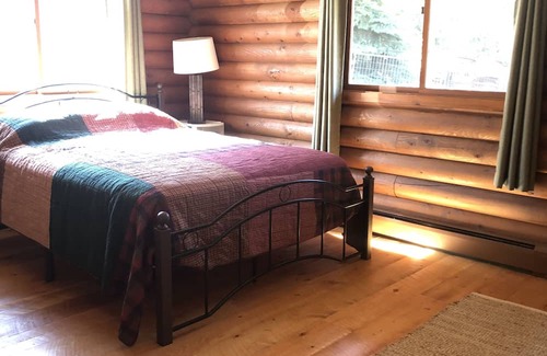 Bozeman Cabina | Comfortable log home in great Bozeman location close to MSU, hospital and trails