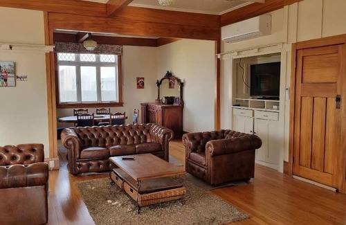 Frankton Casa | Hosts on the Coast - Stunning Hamilton Lake Views