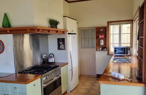 Frankton Casa | Hosts on the Coast - Stunning Hamilton Lake Views