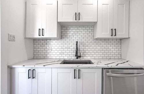 LaSalle Apartamento | Luxury 2-Bed Apt for 6: Near Airport & Downtown, Backyard with free Parking