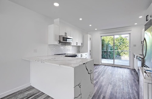 LaSalle Apartamento | Luxury 2-Bed Apt for 6: Near Airport & Downtown, Backyard with free Parking