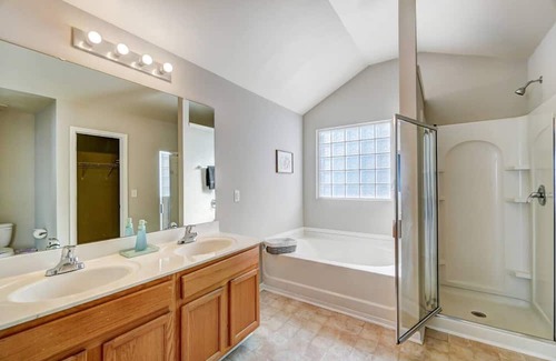 Toddville Road Casa | Spacious Gem Close 2 Airport!