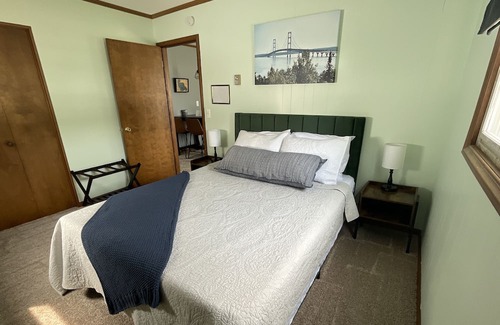 Houghton Lake Cabina | Centrally located and about 120 steps to shore. Dog Friendly!