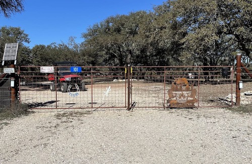 Johnson City Cabina | A “country” cabin setting in the middle of wine vineyards and Texas state parks!