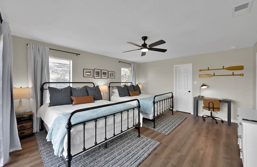Montgomery Casa | ★★ LUXE LAKEFRONT RETREAT- 8 Beds - Firepit + Family Friendly! - Boat Launch ★★