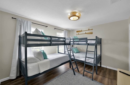Montgomery Casa | ★★ LUXE LAKEFRONT RETREAT- 8 Beds - Firepit + Family Friendly! - Boat Launch ★★