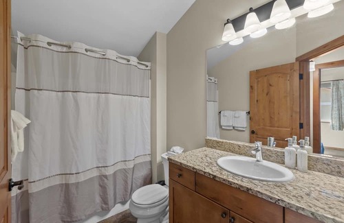 Leavenworth Casa | Alpine Views, Two Suites Grace Luxury Chalet Townhome in Heart of Leavenworth!