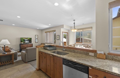 Leavenworth Casa | Alpine Views, Two Suites Grace Luxury Chalet Townhome in Heart of Leavenworth!