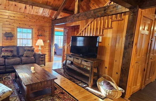 Beaver Cove Cabina | Little Moose Lodge: A Serene Lakeside Getaway for Your Ultimate Maine Retreat