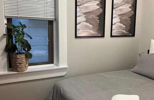 Wicker Park Condominio | Beautiful, Clean 2BD/1BA private entrance+parking