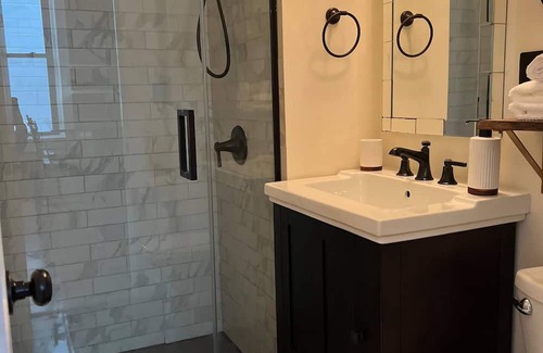 Wicker Park Condominio | Beautiful, Clean 2BD/1BA private entrance+parking