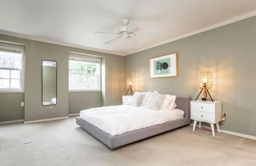Covington Casa | Sleek Kent 3BR w/ Patio & Garage, nr Botanical Garden, by Blueground